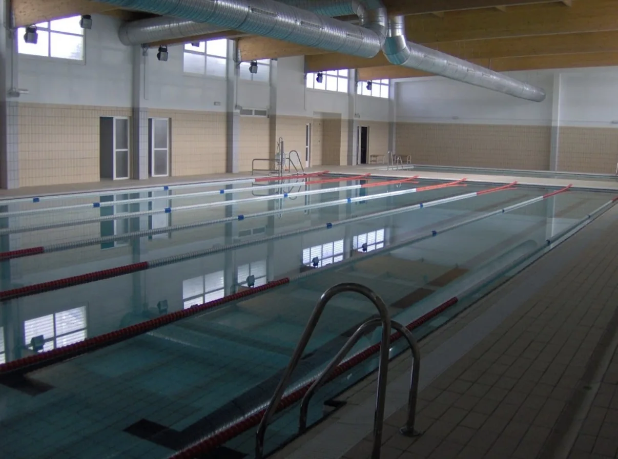 Piscina cubierta de Baza